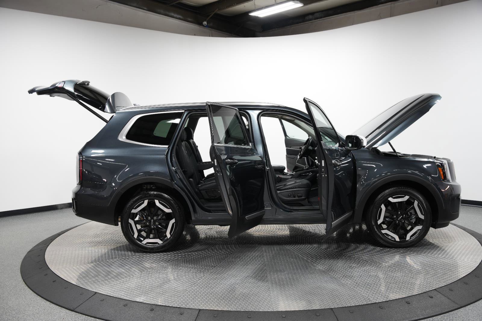 Used 2023 Kia Telluride EX w/ EX Captain's Chair Package image 10