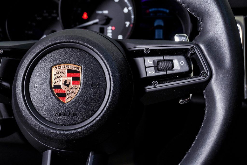 Certified 2025 Porsche Macan AWD/4WD image 19