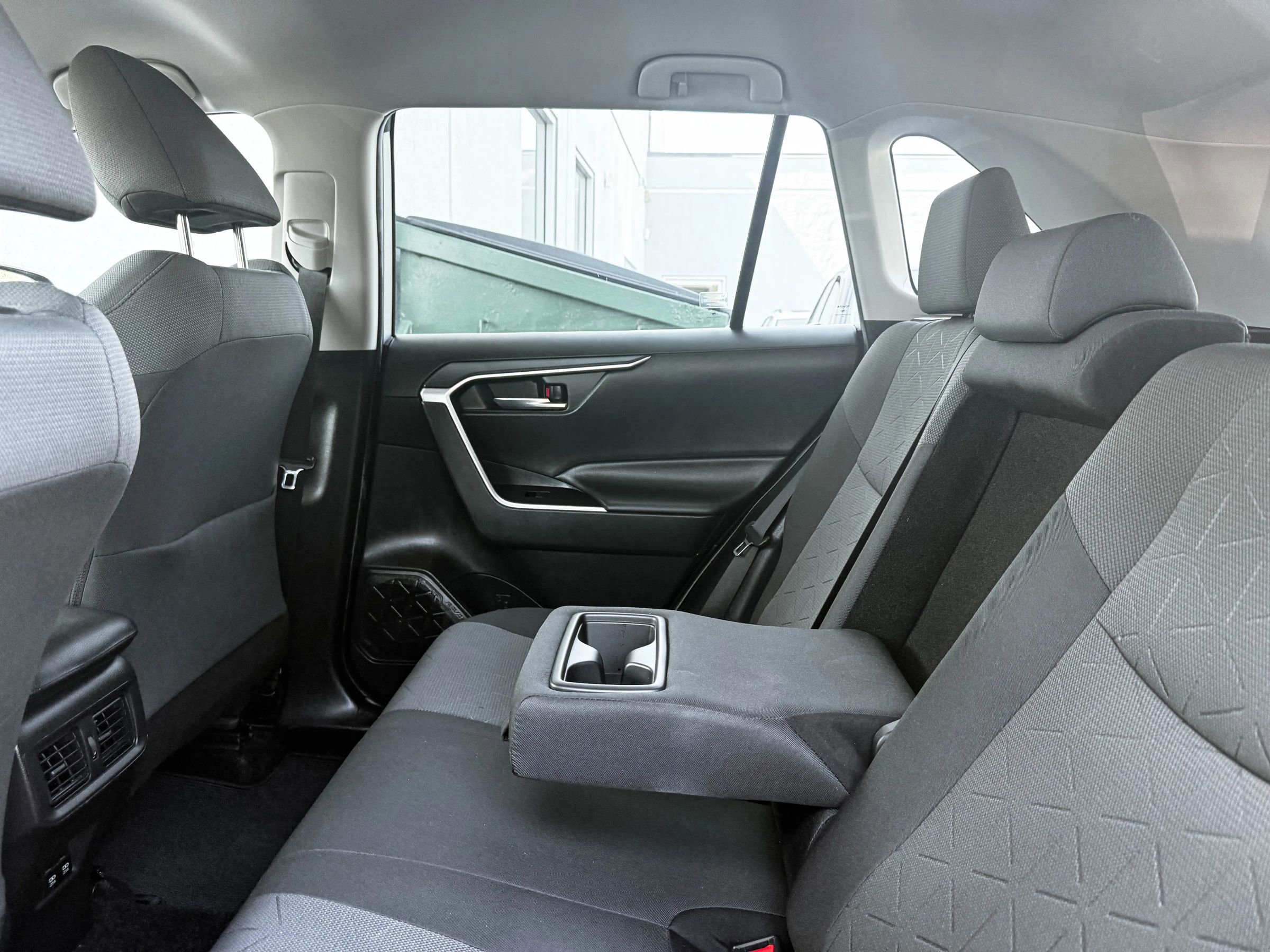 Used 2020 Toyota RAV4 XLE image 23