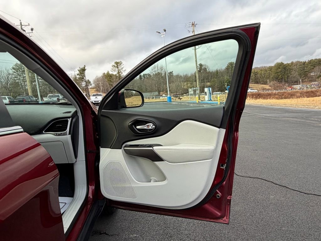 Used 2021 Jeep Cherokee Latitude Plus image 27