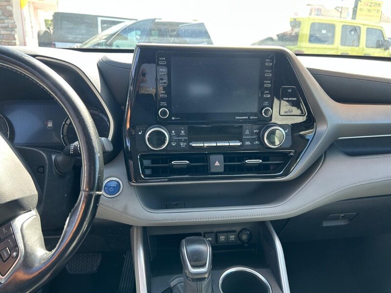Used 2020 Toyota Highlander XLE AWD/4WD image 39