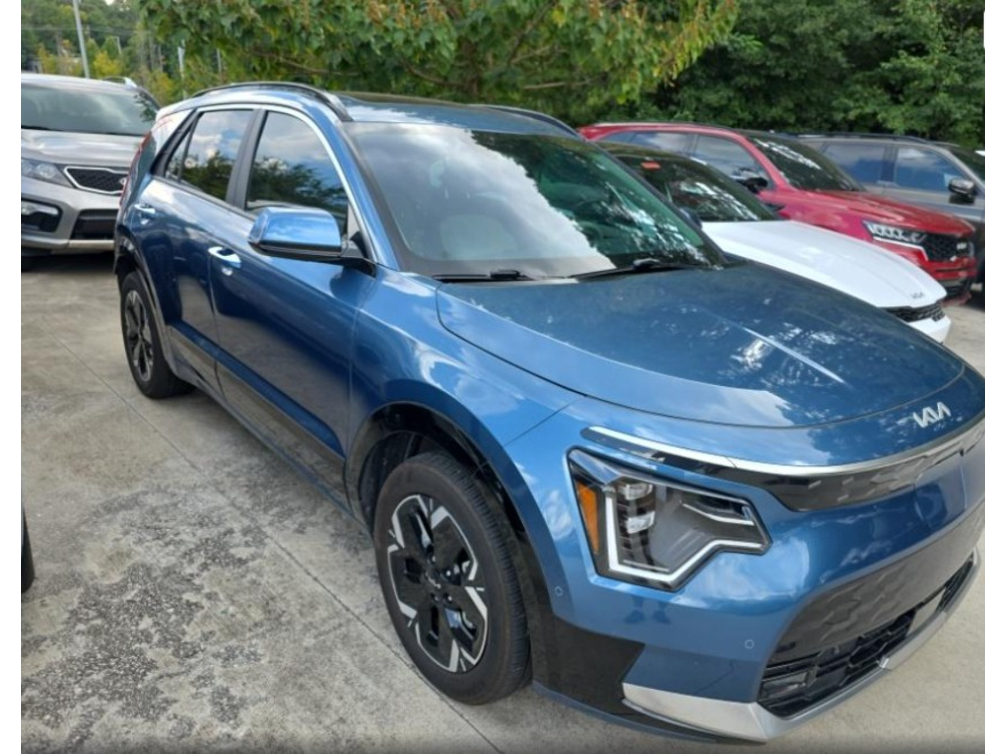 Used 2024 Kia Niro Wave w/ Wave Preserve Package FWD image 2