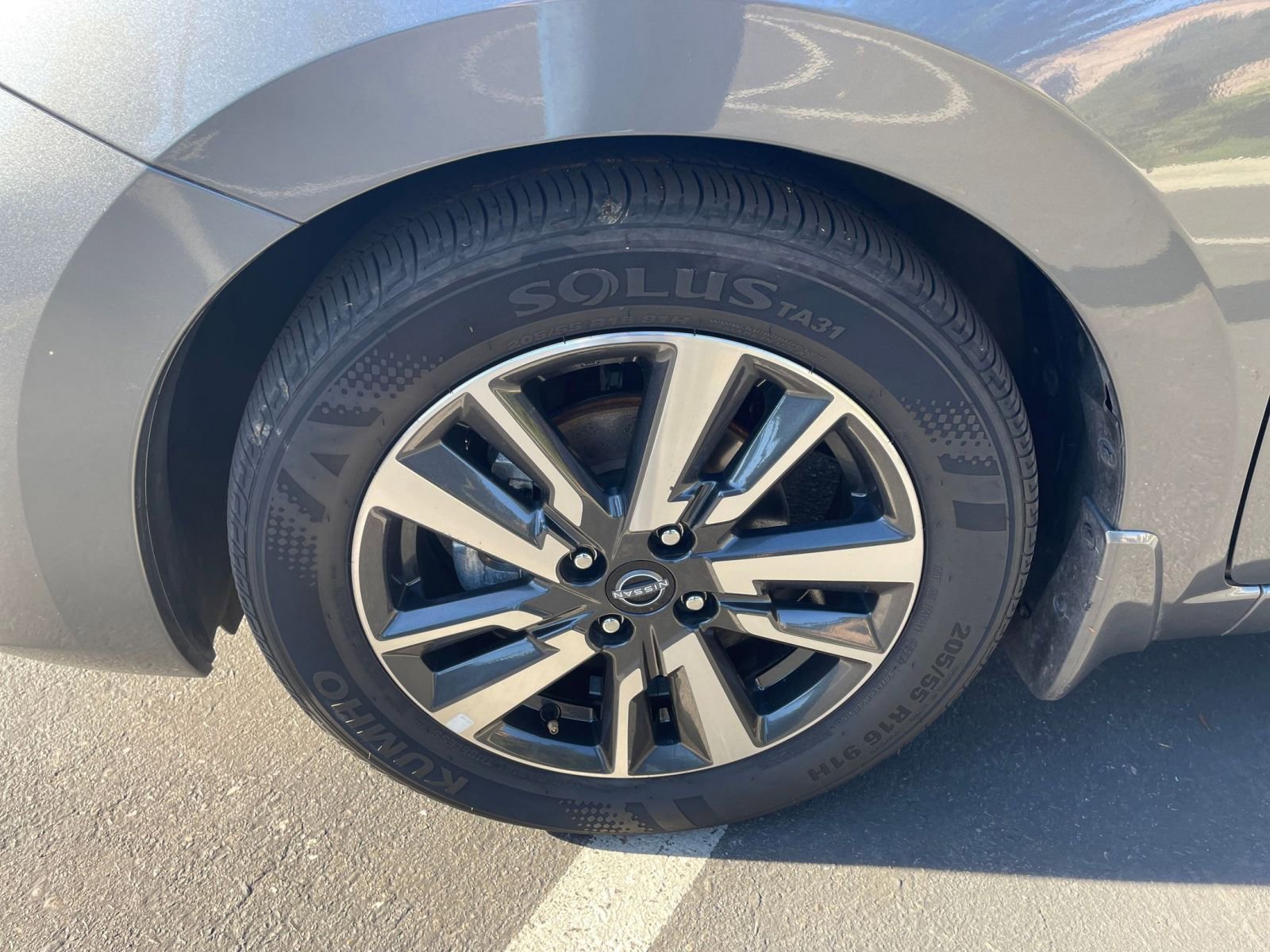 Used 2025 Nissan Versa SV w/ Trunk Package image 28