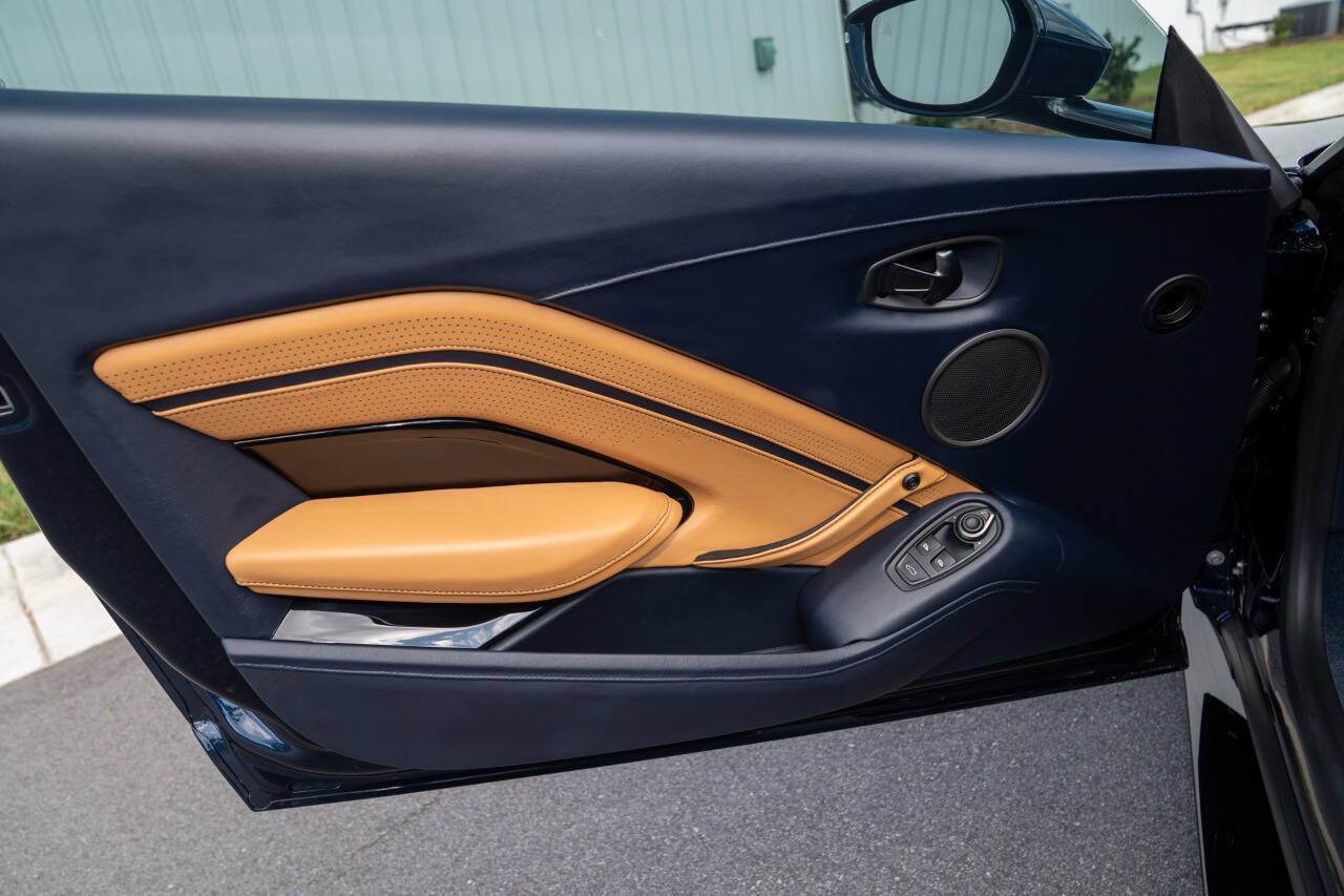 Used 2020 Aston Martin V8 Vantage Coupe RWD image 30