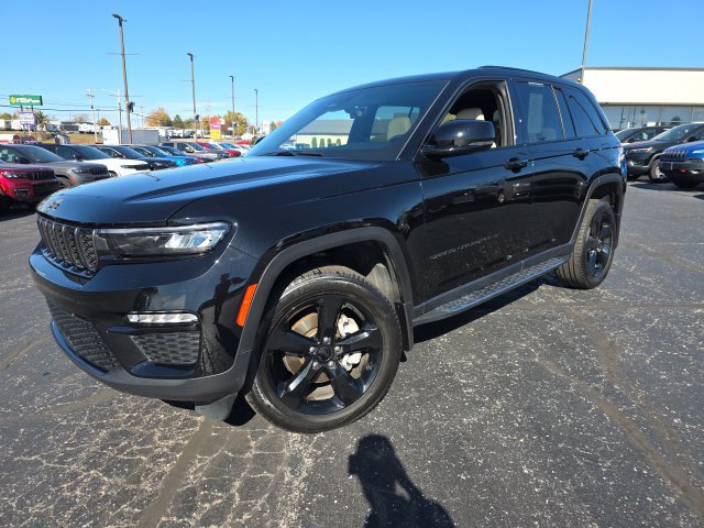 Used 2025 Jeep Grand Cherokee Limited w/ Black Appearance Package AWD/4WD image 2