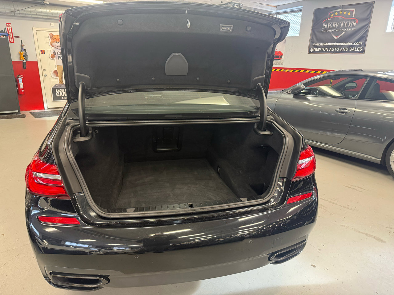 Used 2017 BMW 750i xDrive image 11