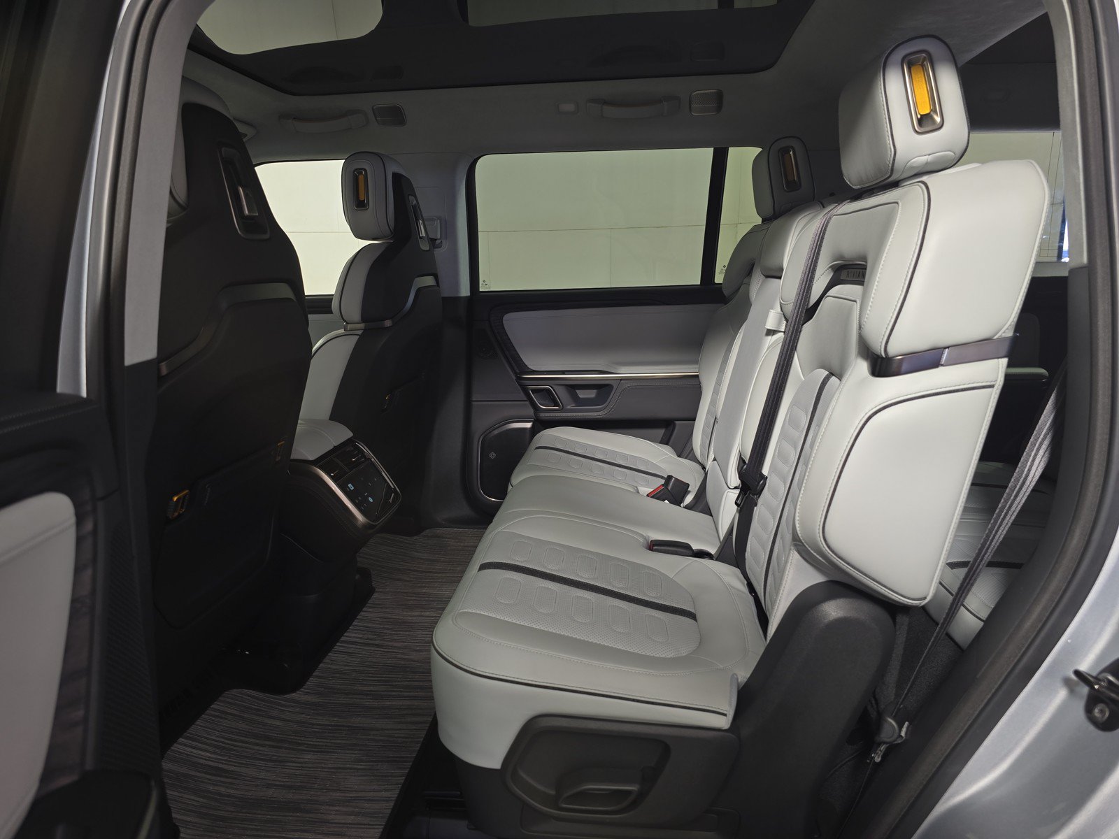 Used 2024 Rivian R1S Adventure AWD/4WD image 21