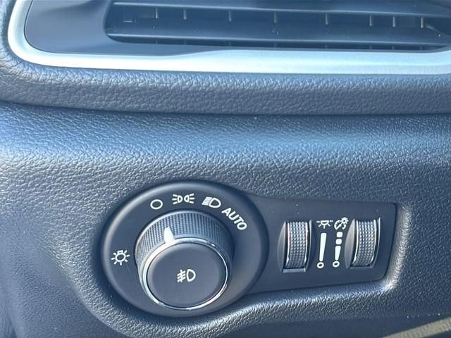 New 2026 Chrysler Pacifica Select FWD image 36