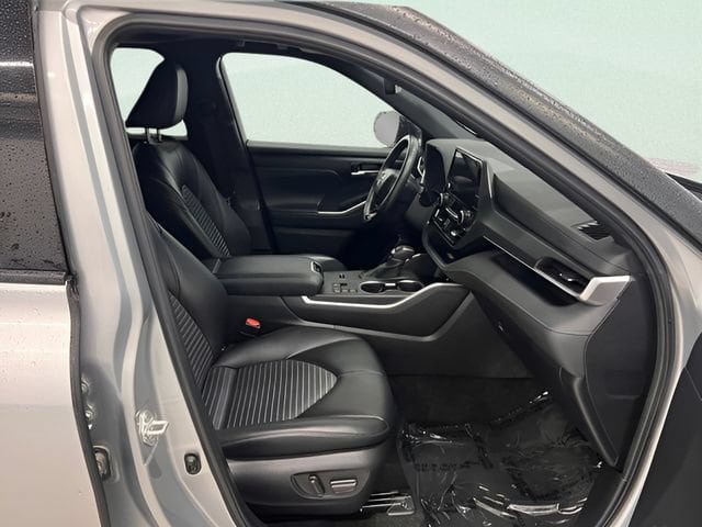 Used 2024 Toyota Highlander XSE FWD image 12