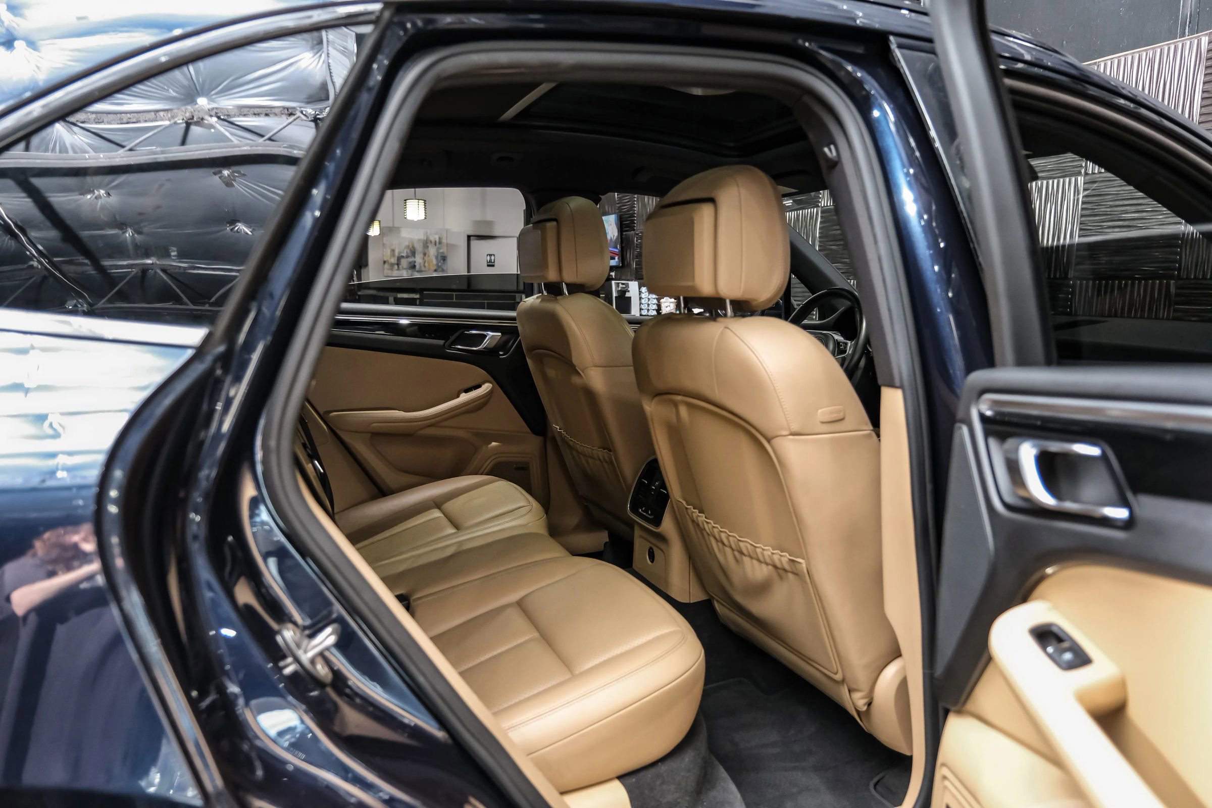 Used 2018 Porsche Macan AWD/4WD image 36