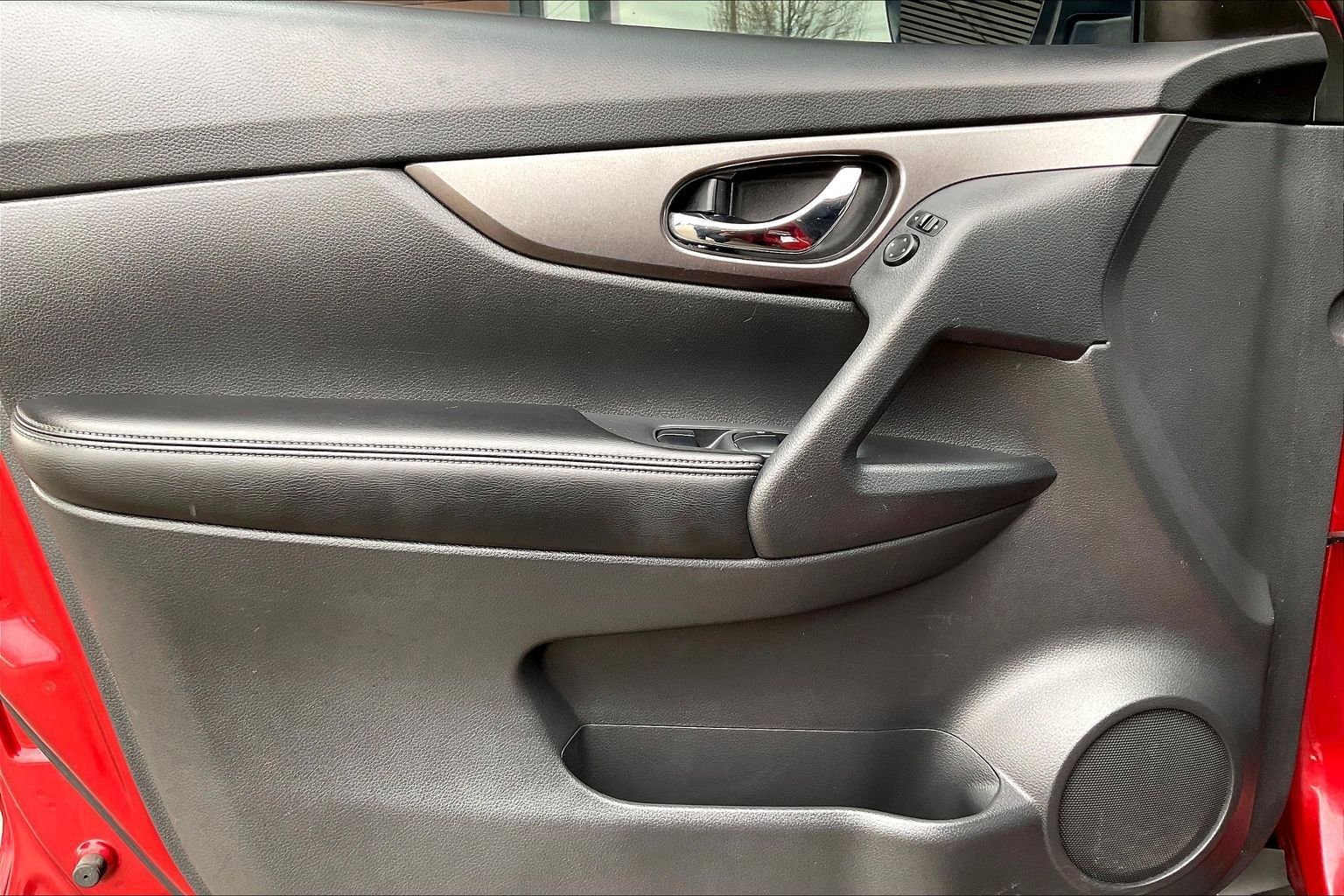 Used 2015 Nissan Rogue S image 15