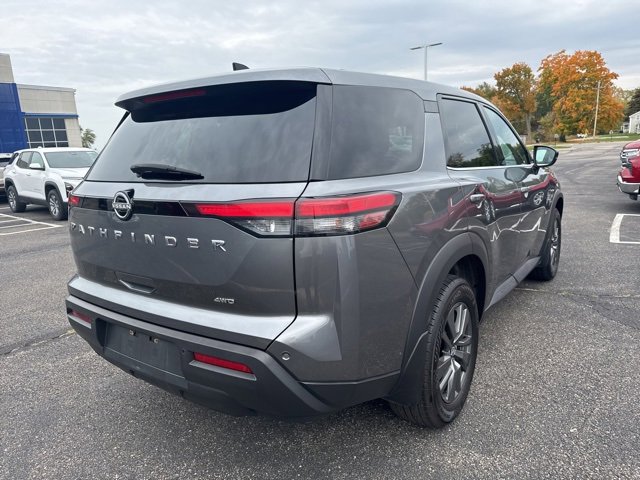 Used 2023 Nissan Pathfinder S image 3