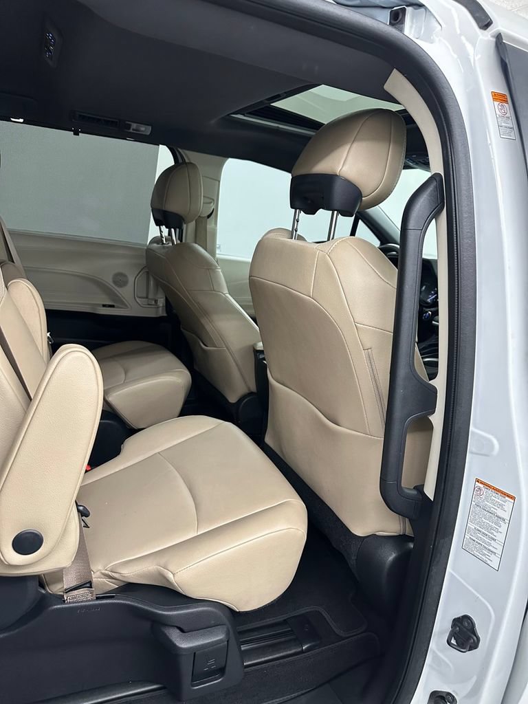 Used 2022 Toyota Sienna XLE w/ XLE Plus Package FWD image 32