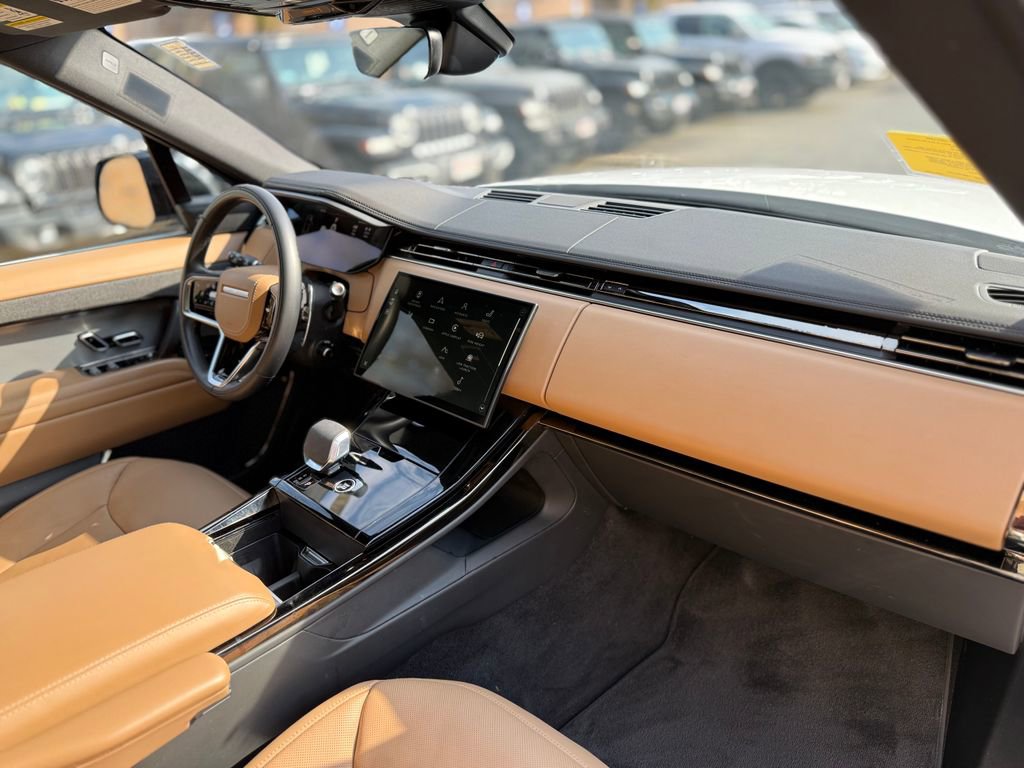 Used 2025 Land Rover Range Rover Sport SE image 11