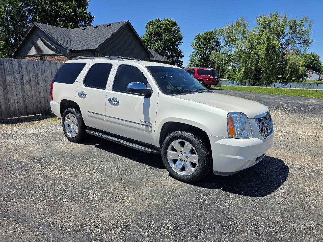 Used 2013 GMC Yukon SLT w/ SLT Chrome Package AWD/4WD image 3