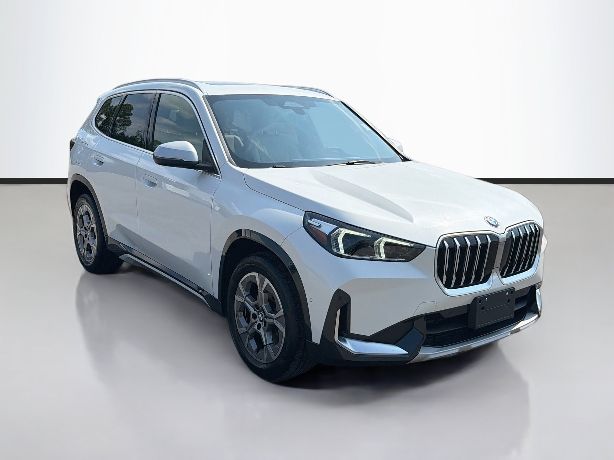 Used 2024 BMW X1 xDrive28i AWD/4WD image 3