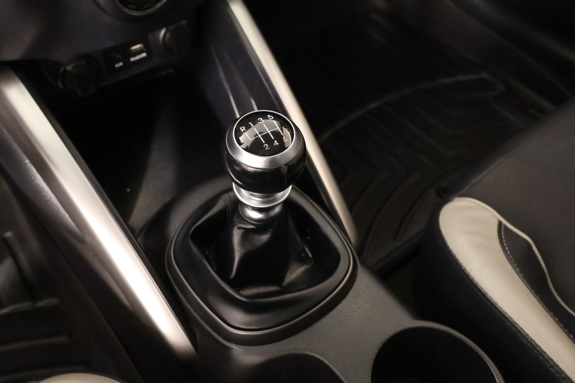 Used 2015 Hyundai Veloster Turbo w/ Option Group 04 image 8