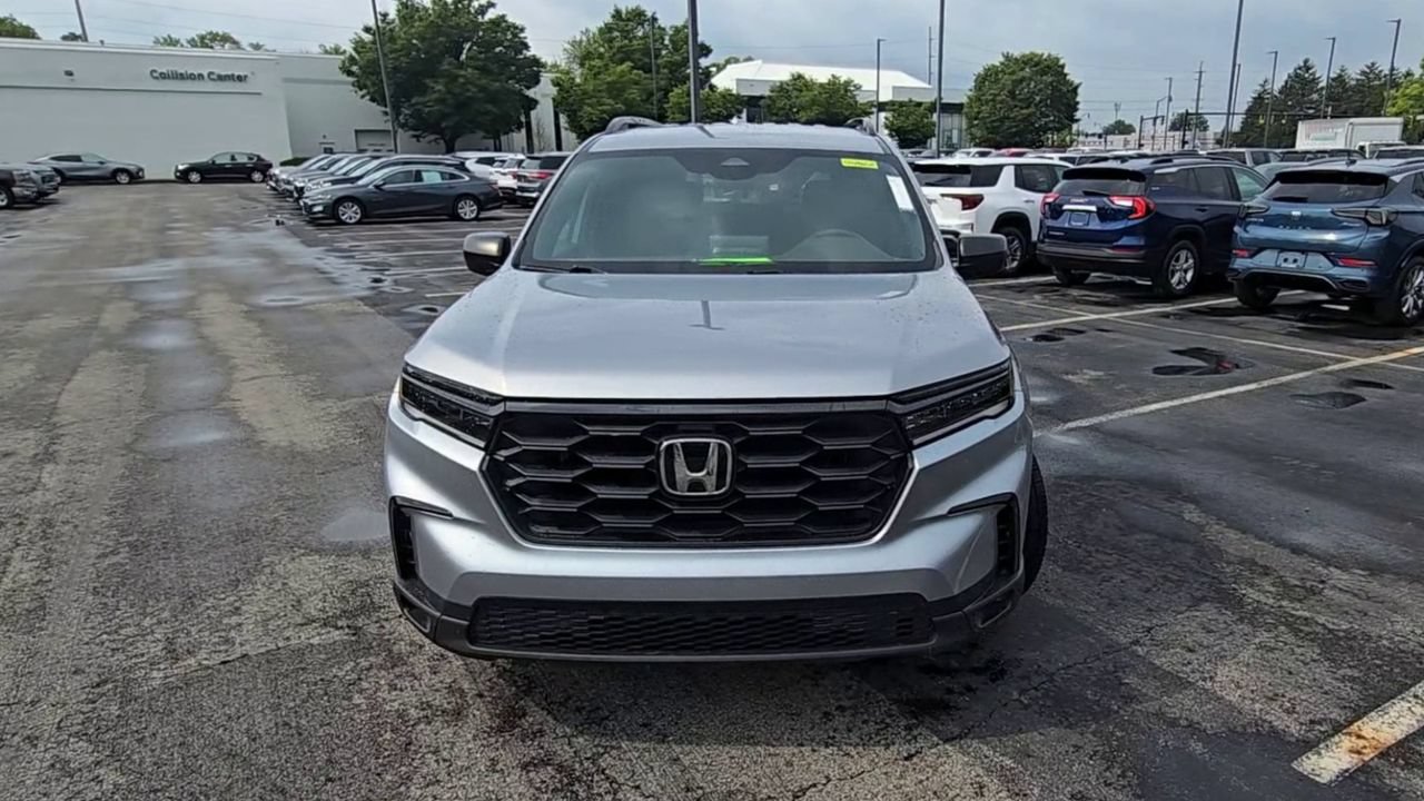 Used 2025 Honda Pilot Sport image 3