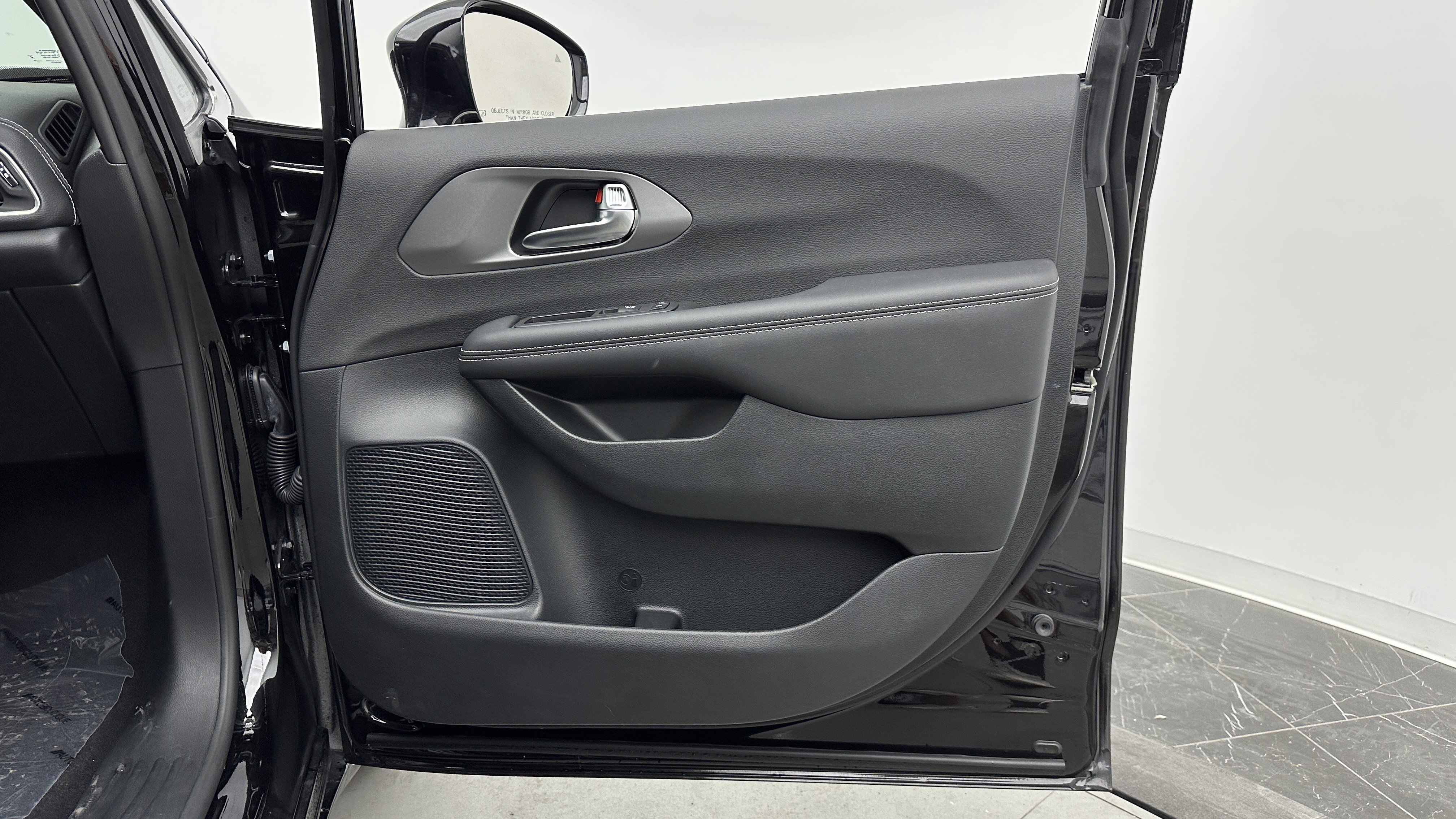 Used 2025 Chrysler Pacifica Select image 34