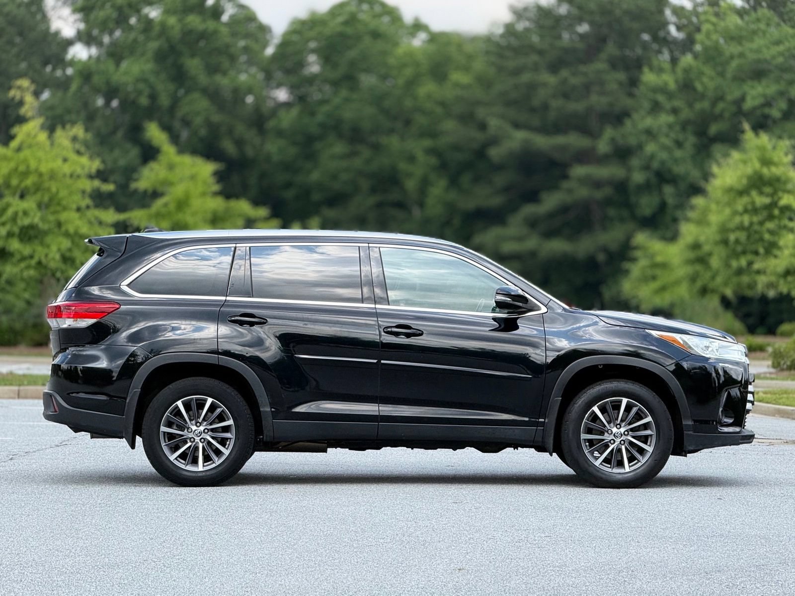 Used 2019 Toyota Highlander XLE AWD/4WD image 12