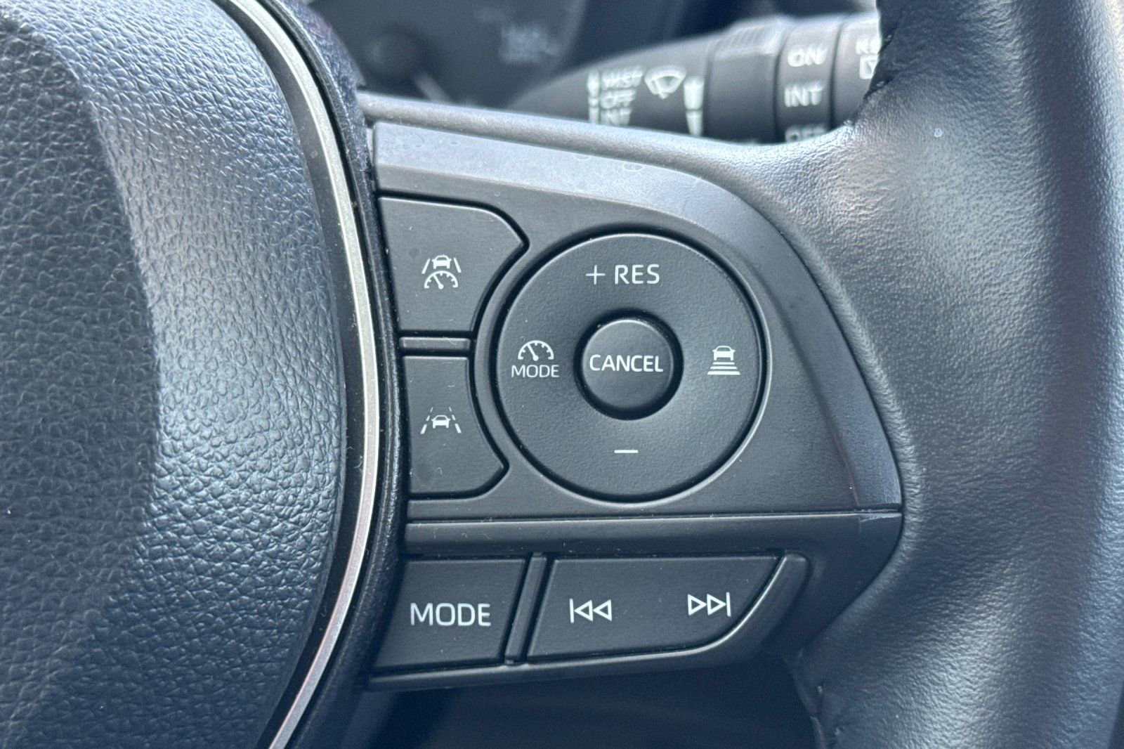 Certified 2025 Toyota Corolla Cross LE FWD image 30