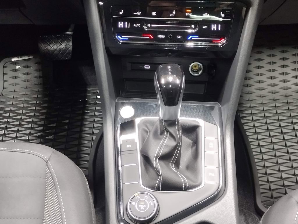 Certified 2025 Volkswagen Taos SE image 36