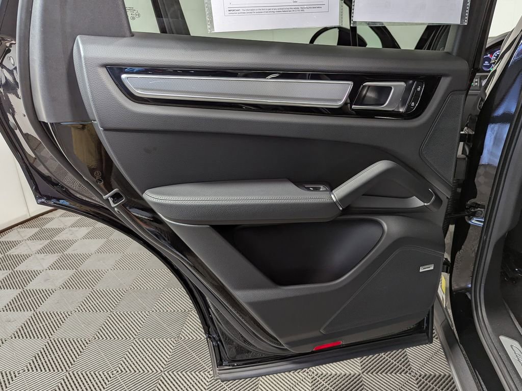 Used 2022 Porsche Cayenne Platinum Edition image 41
