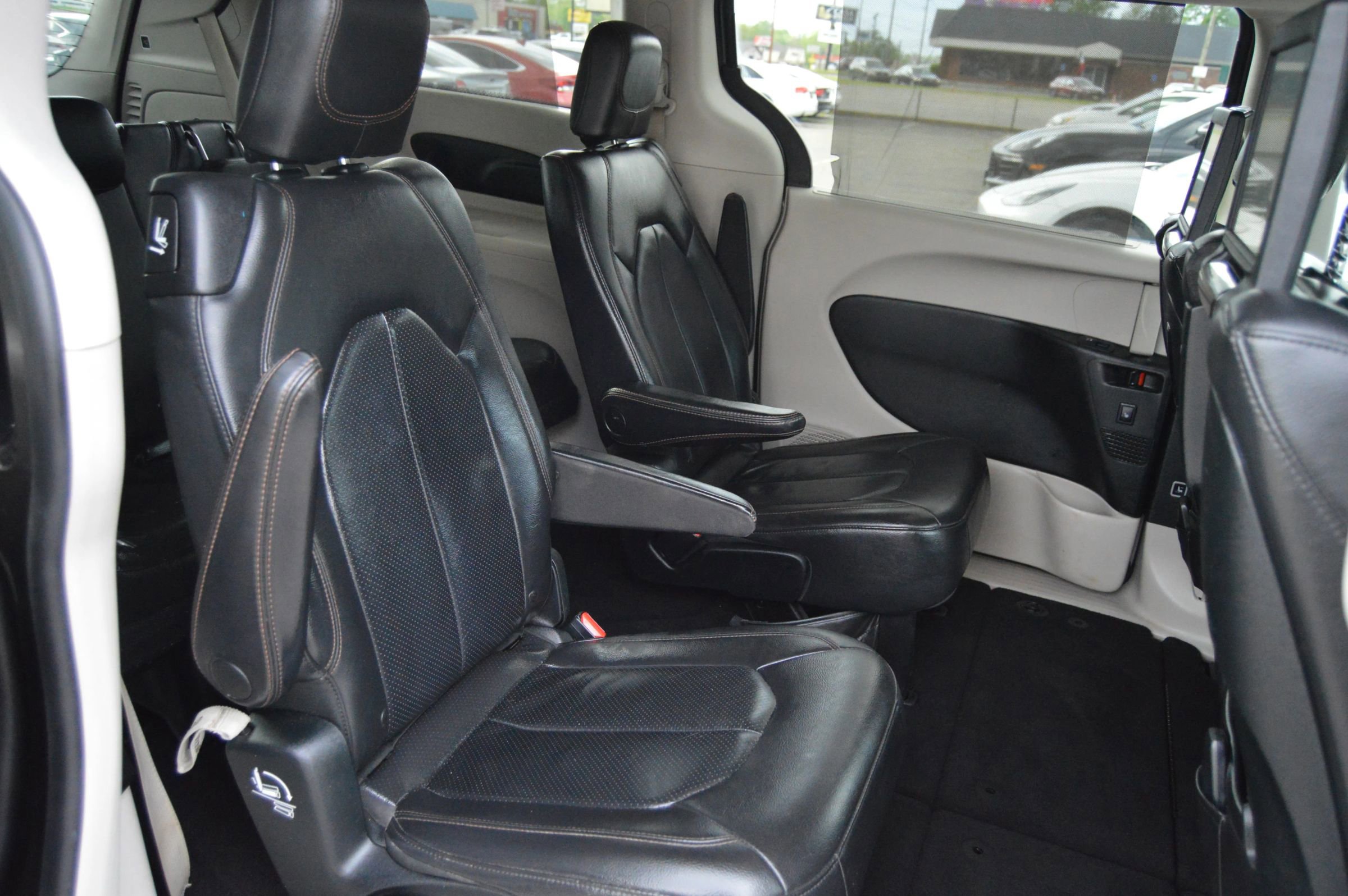 Used 2017 Chrysler Pacifica Touring-L Plus FWD image 22