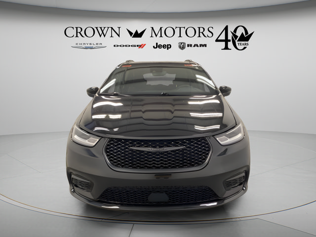 Used 2023 Chrysler Pacifica Touring-L w/ S Appearance Package AWD/4WD image 2