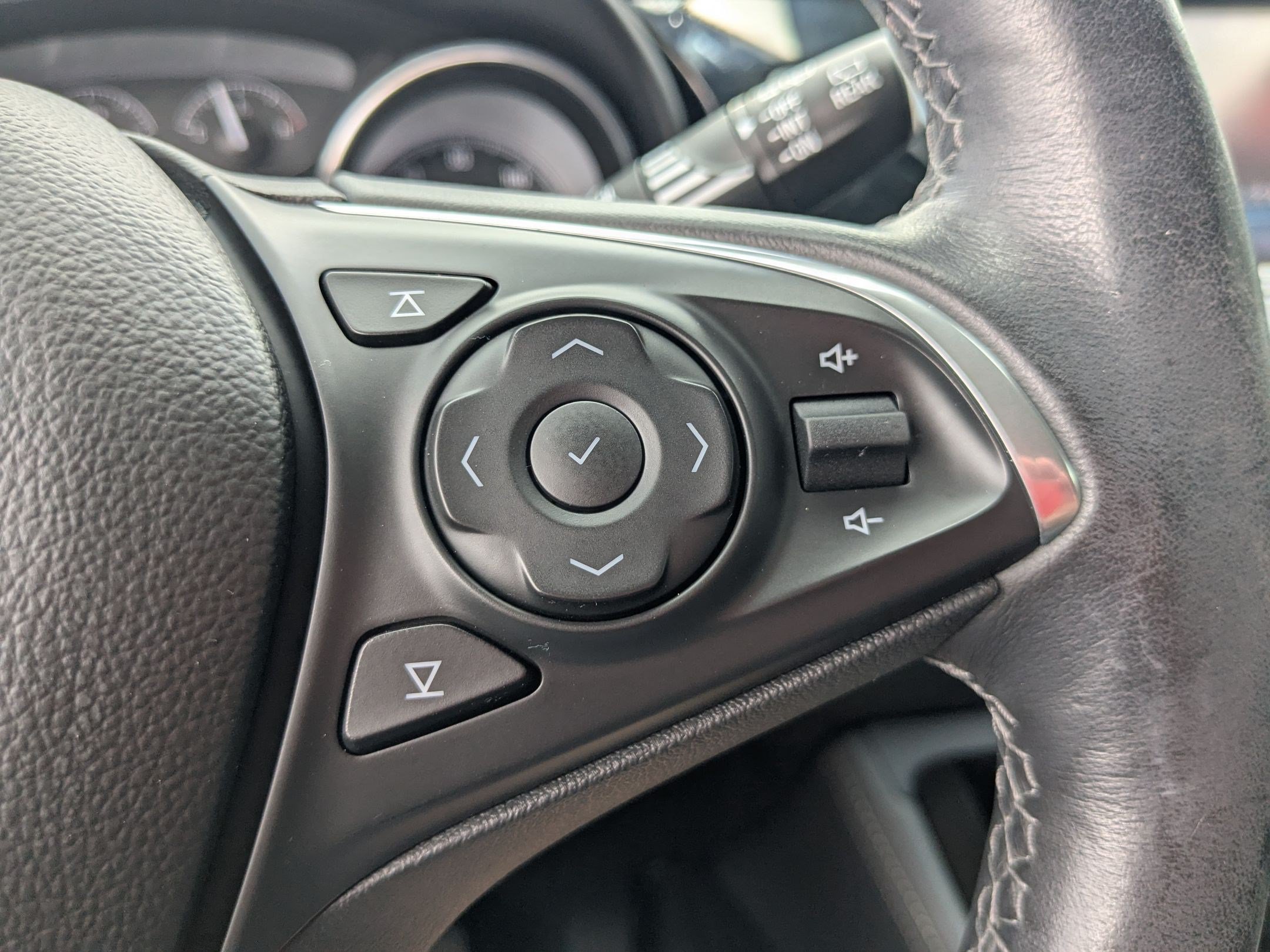Certified 2020 Buick Envision Essence w/ LPO, Active Package AWD/4WD image 20