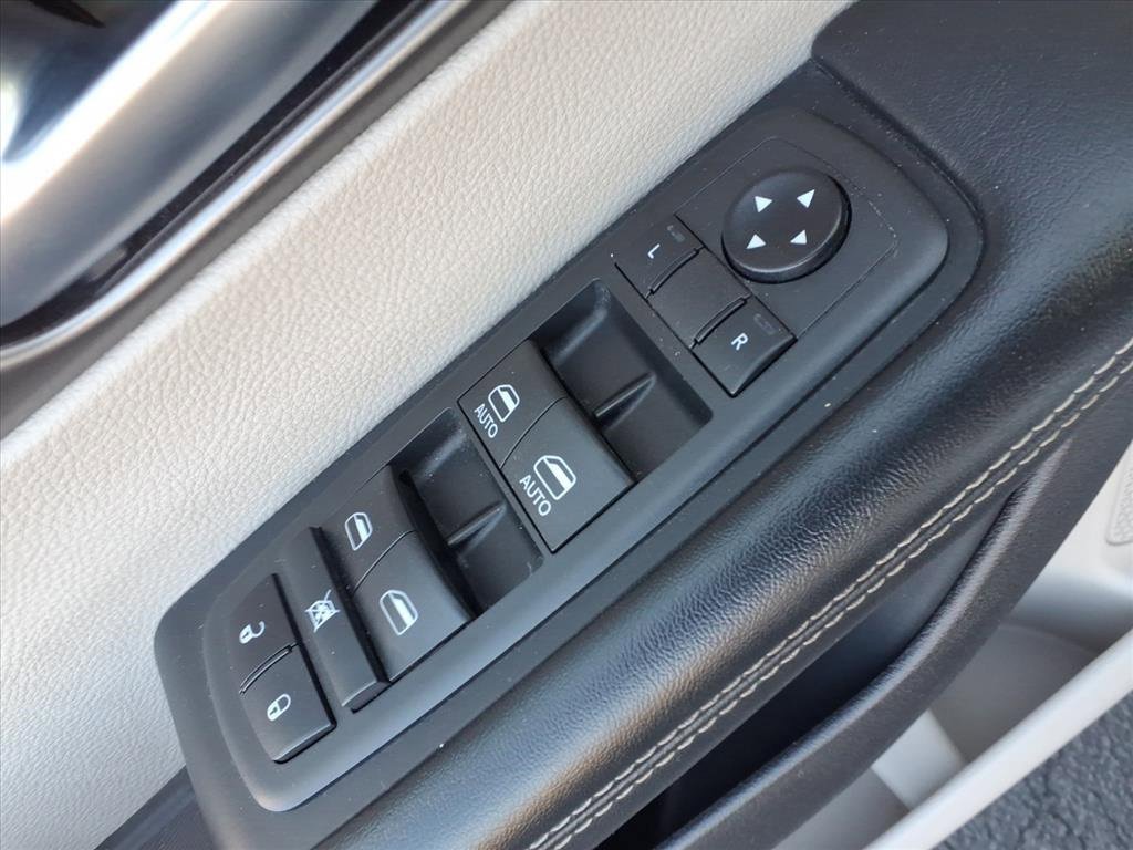 Used 2021 Chrysler Pacifica Touring-L image 17