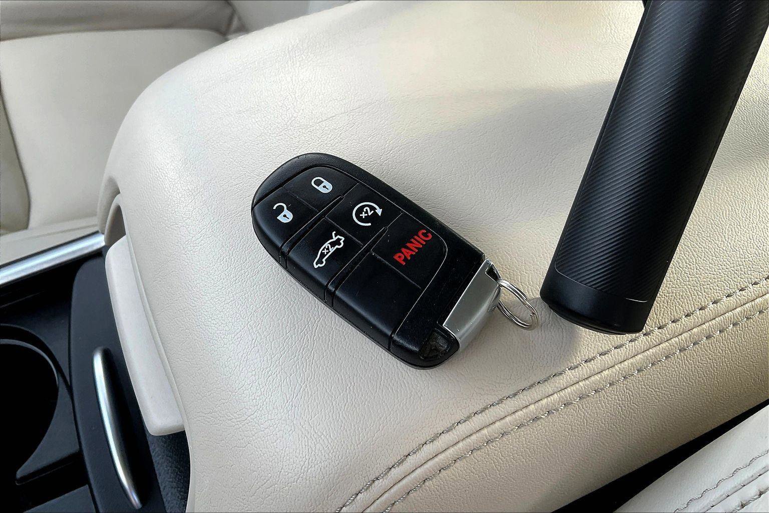 Used 2023 Chrysler 300 Touring L image 11