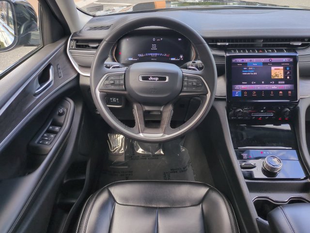 Used 2023 Jeep Grand Cherokee Limited w/ Black Appearance Package AWD/4WD image 16