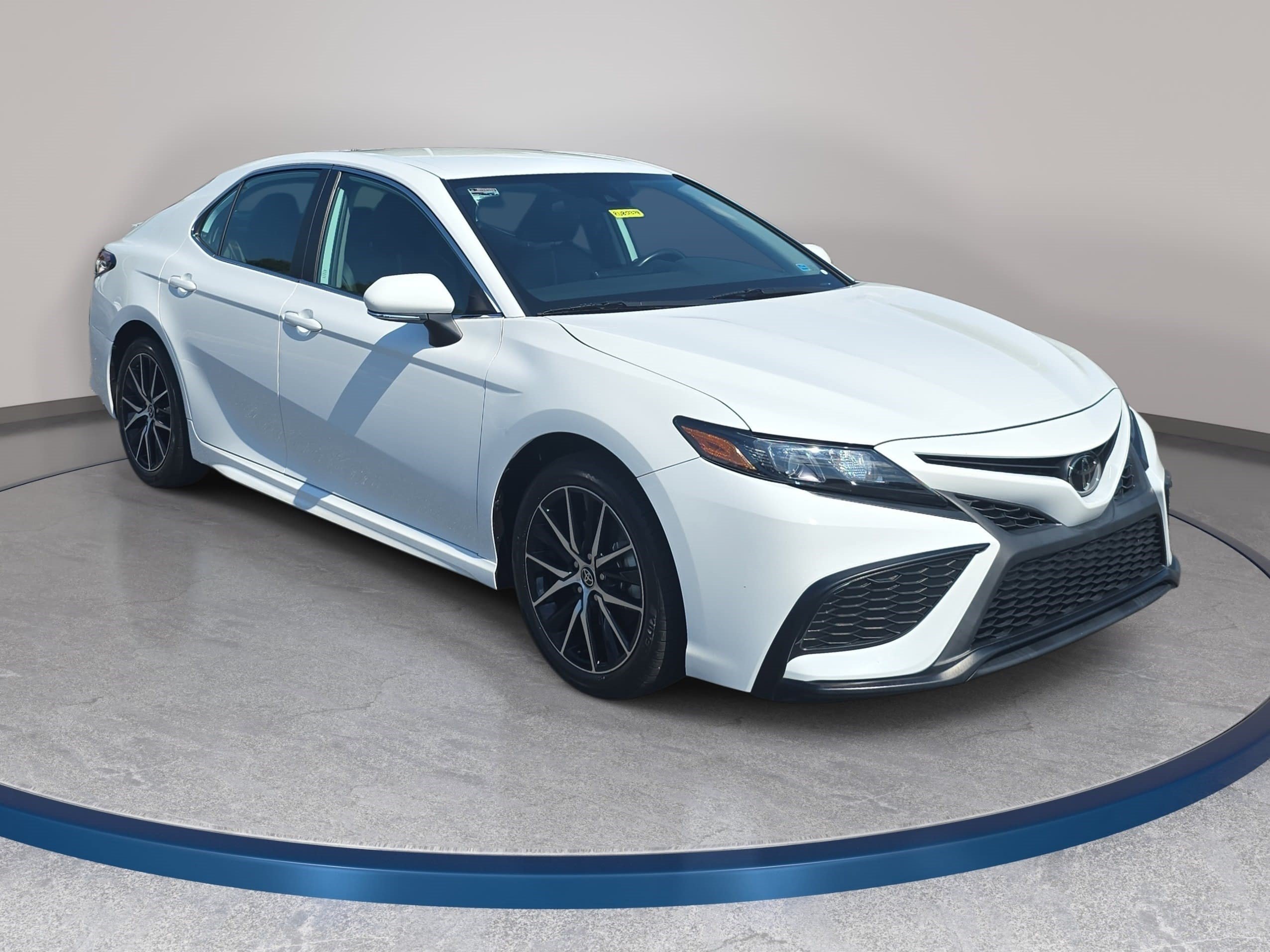 Used 2024 Toyota Camry SE FWD image 3