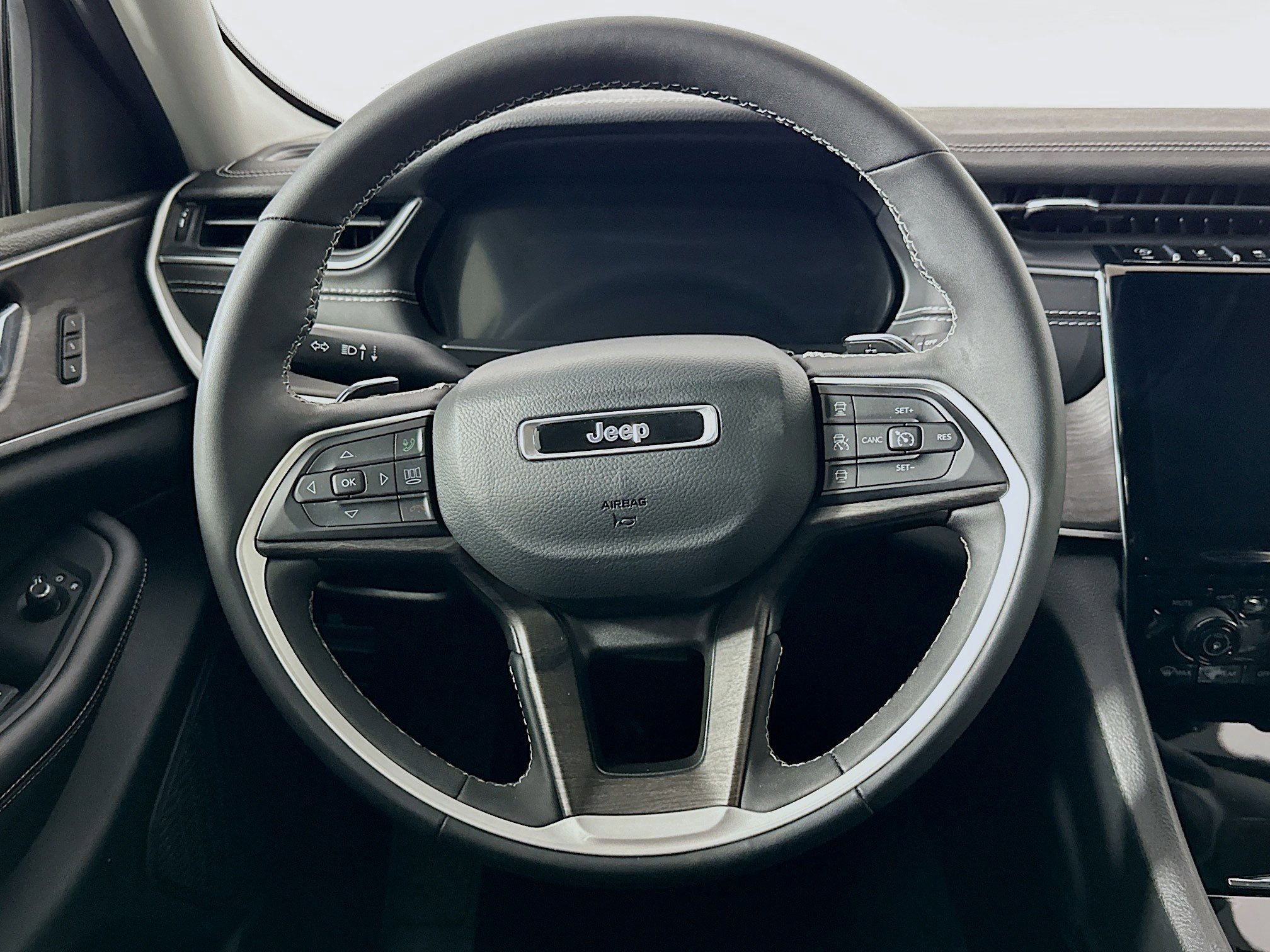 Used 2023 Jeep Grand Cherokee Limited w/ Trailer Tow Prep Group (B) image 18