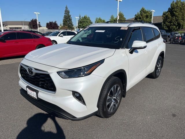 Used 2023 Toyota Highlander XLE image 1