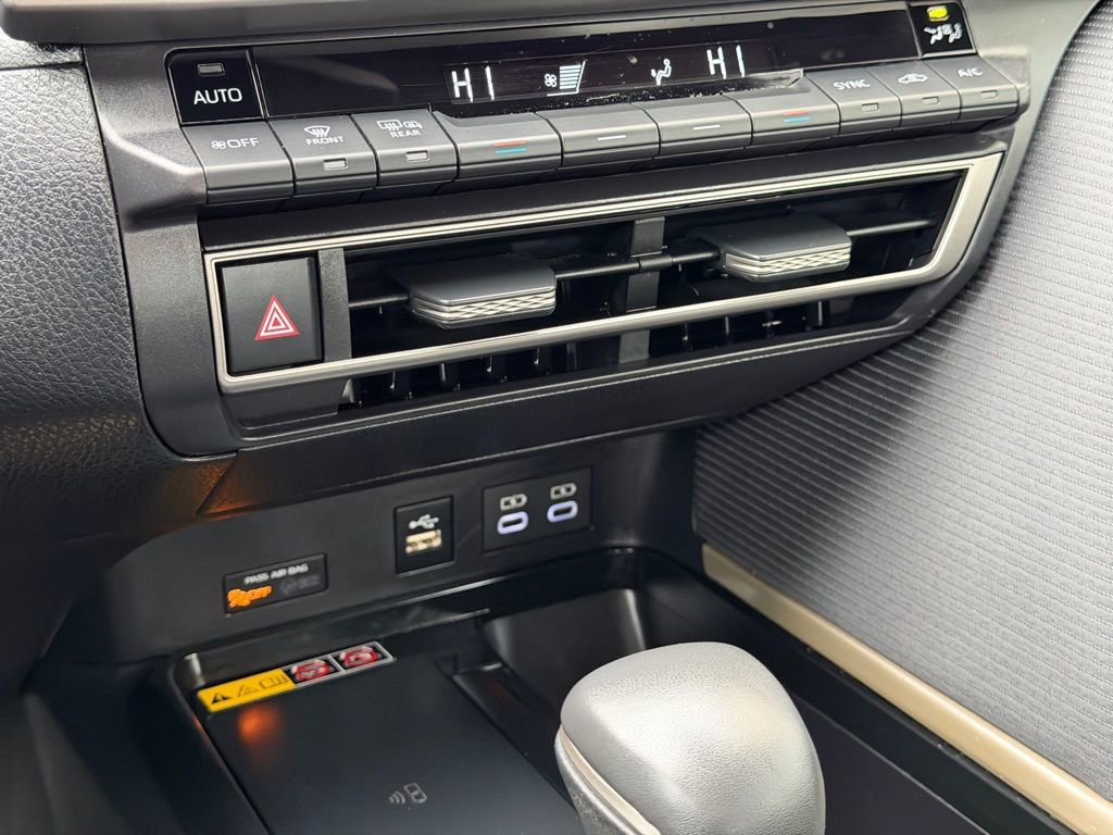 Used 2025 Toyota Camry SE image 15