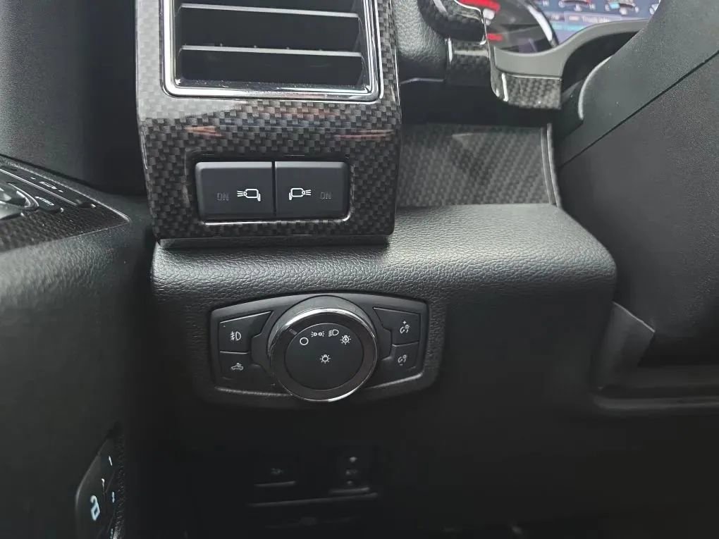 Used 2019 Ford F250 Lariat w/ Lariat Ultimate Package AWD/4WD image 26