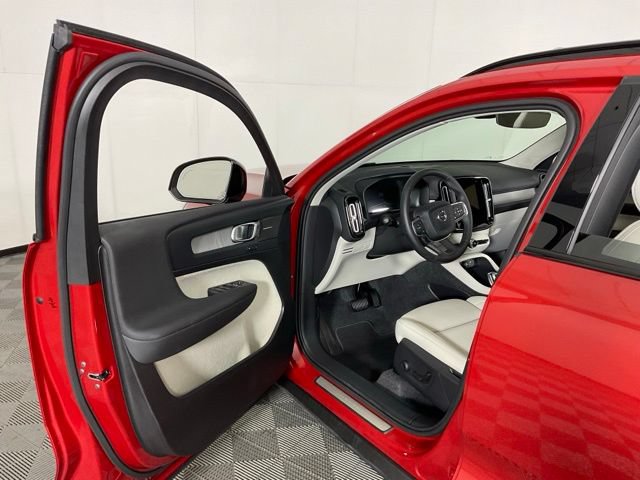 Certified 2025 Volvo XC40 B5 Ultra AWD/4WD image 29