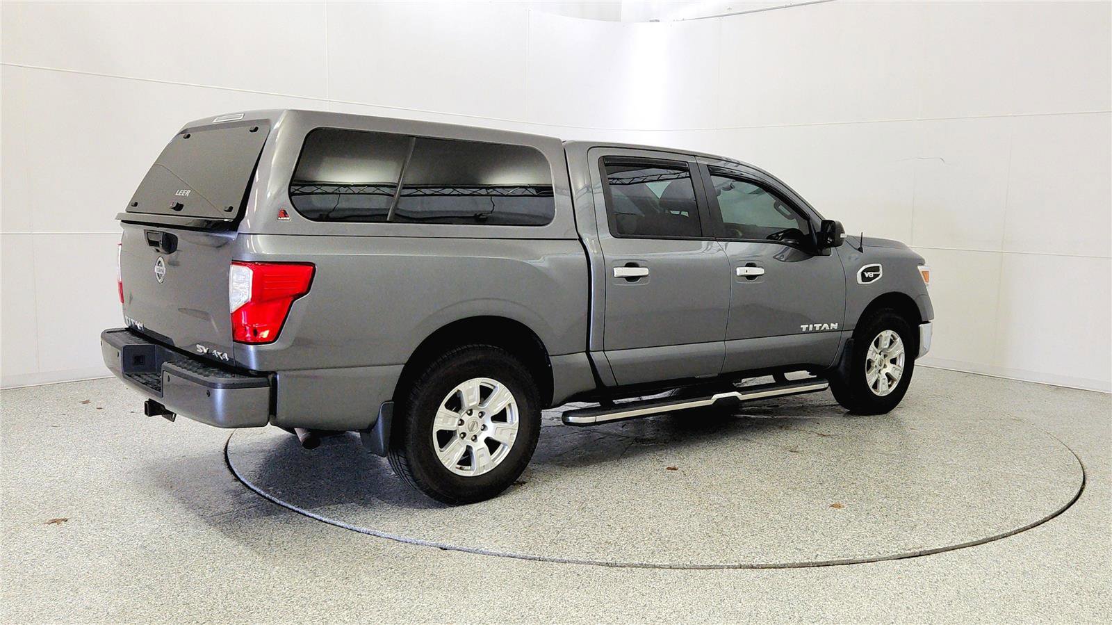 Used 2017 Nissan Titan SV AWD/4WD image 7