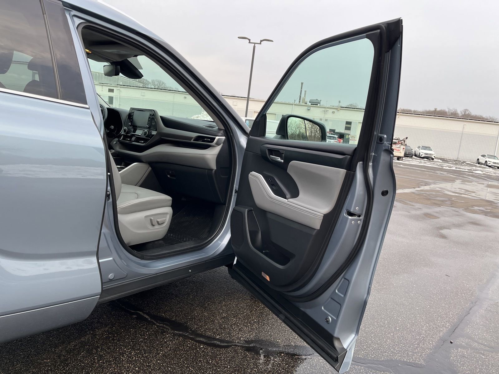 Used 2020 Toyota Highlander XLE AWD/4WD image 19