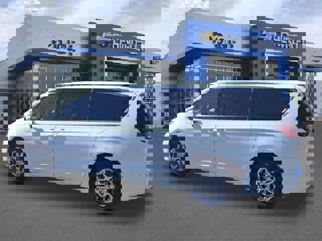 Used 2023 Chrysler Pacifica Touring-L image 3
