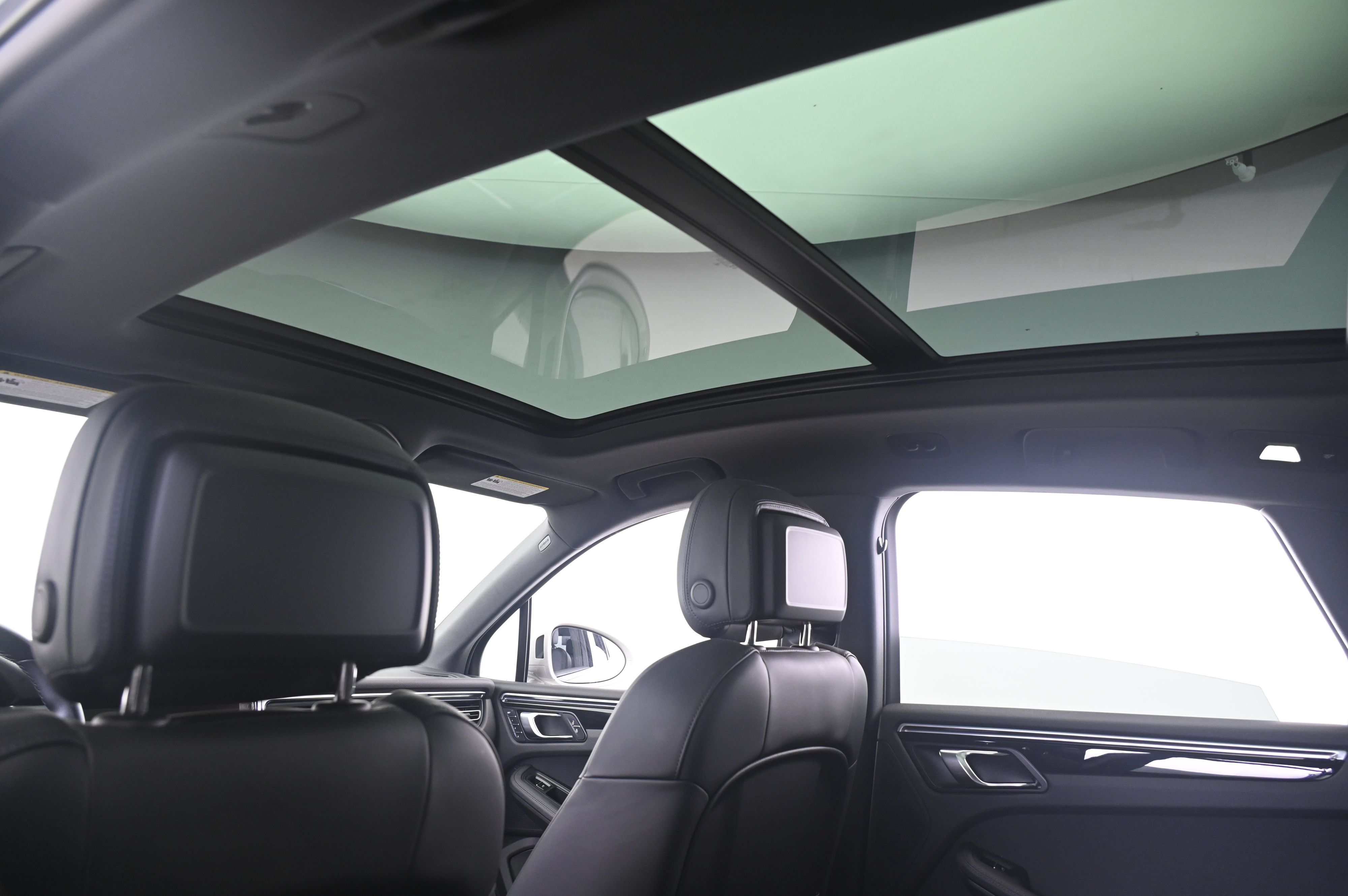 Certified 2023 Porsche Macan AWD/4WD image 25