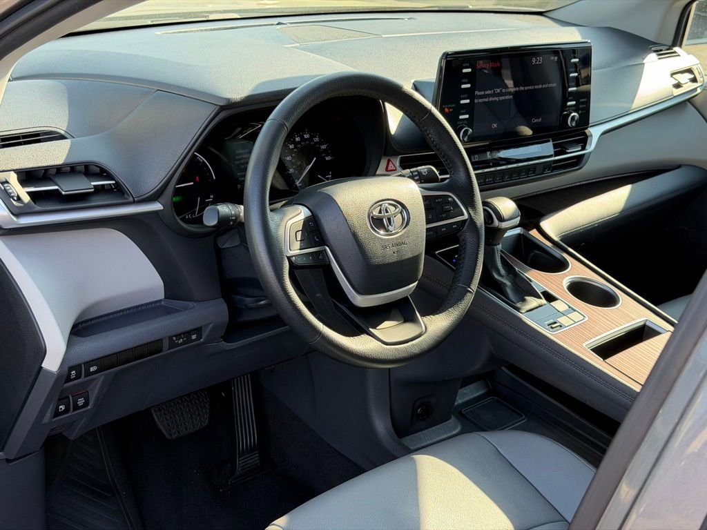 Used 2024 Toyota Sienna XLE image 9