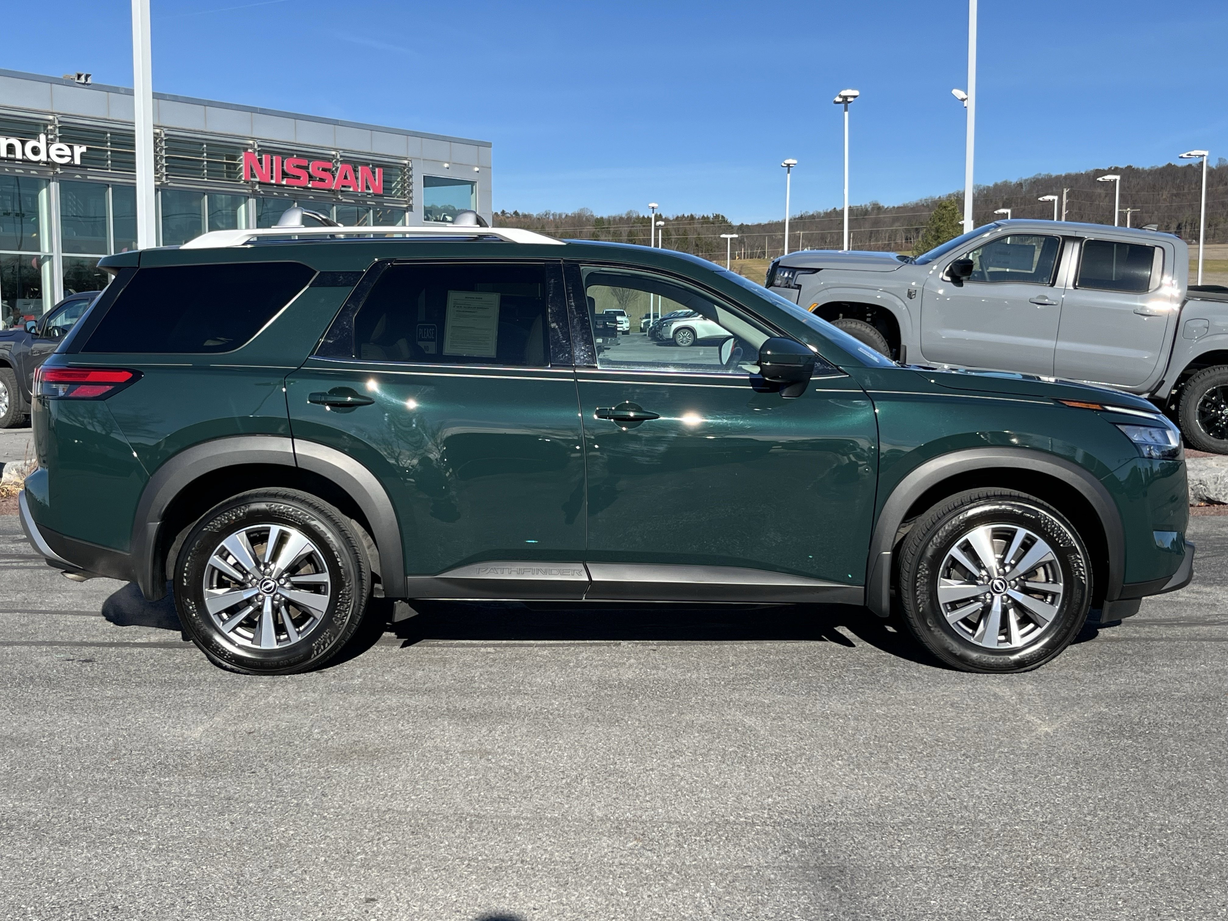 Used 2023 Nissan Pathfinder SL video 2