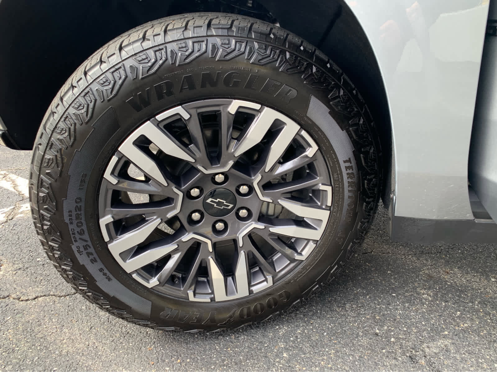 Used 2025 Chevrolet Suburban Z71 image 9