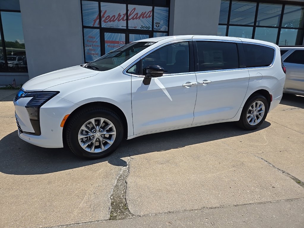 New 2027 Chrysler Pacifica Select w/ Family Tech Group AWD/4WD image 5