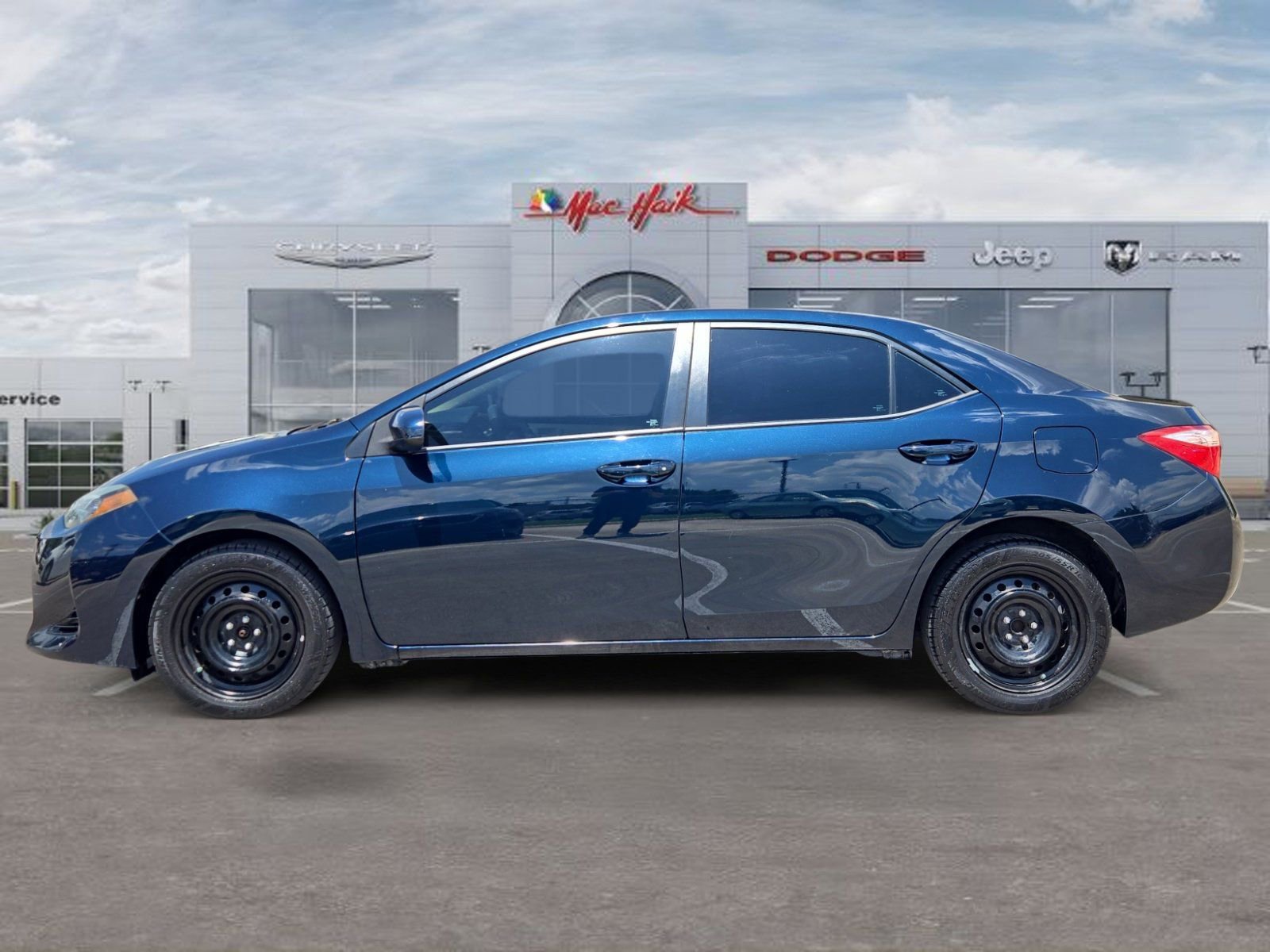 Used 2018 Toyota Corolla LE FWD image 2