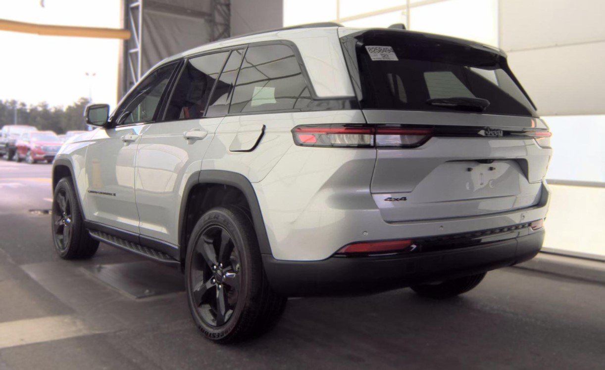 Used 2025 Jeep Grand Cherokee Altitude AWD/4WD image 6