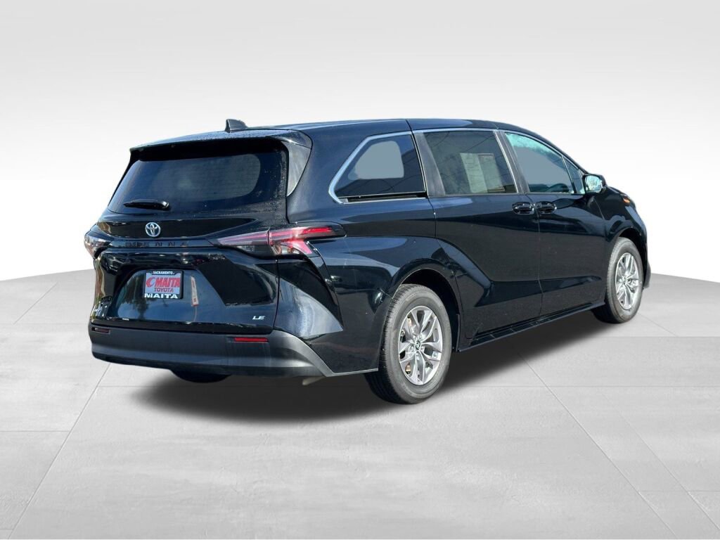 Certified 2025 Toyota Sienna LE image 3
